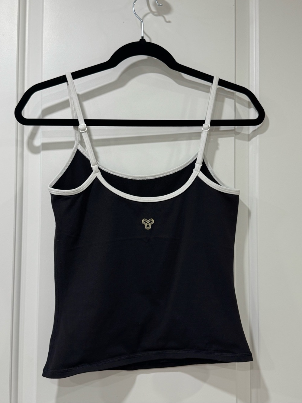 Aritizia TNA golden life essential camisole tank with white contrast trim